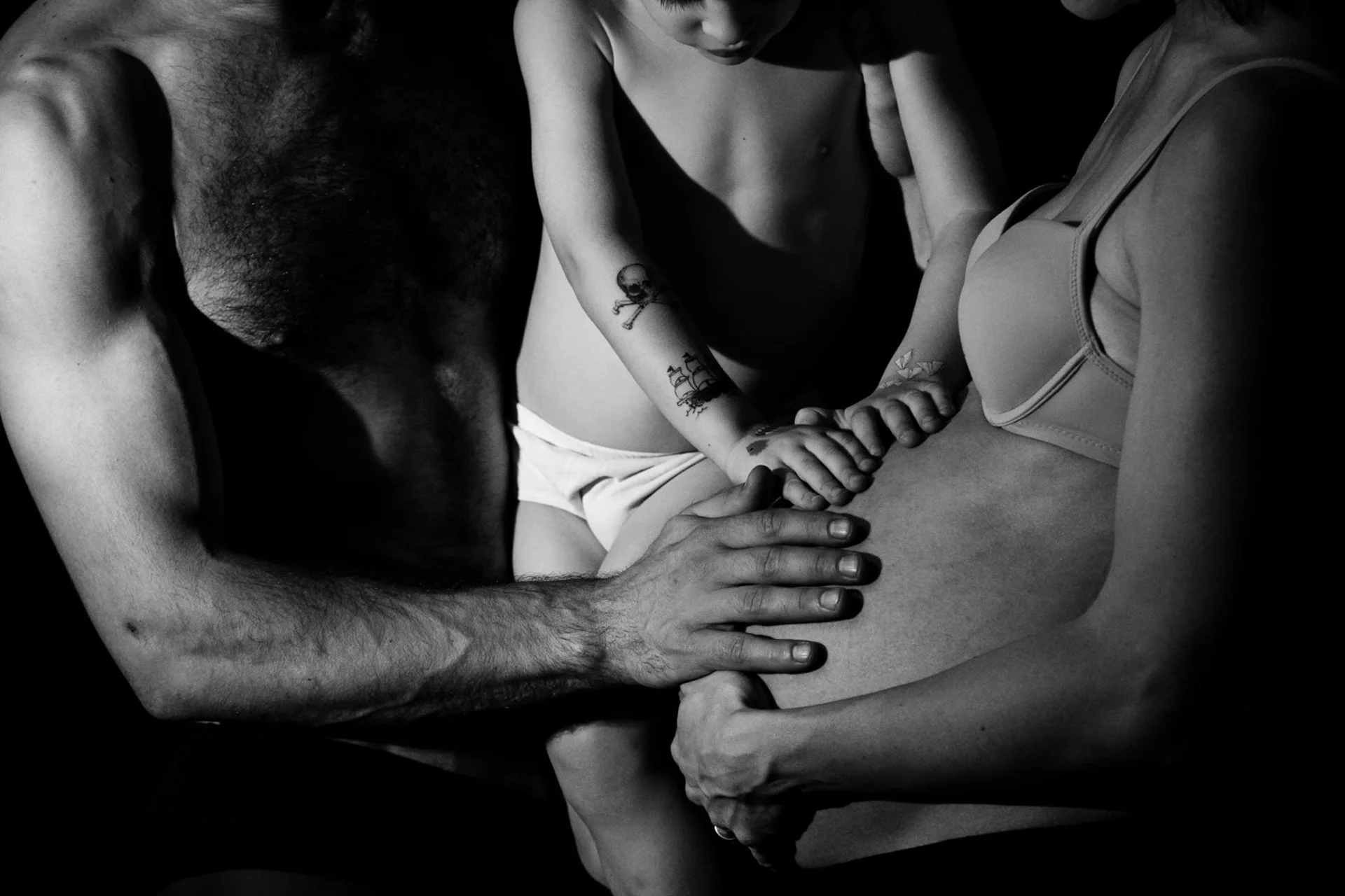Una donna incinta con la sua famiglia